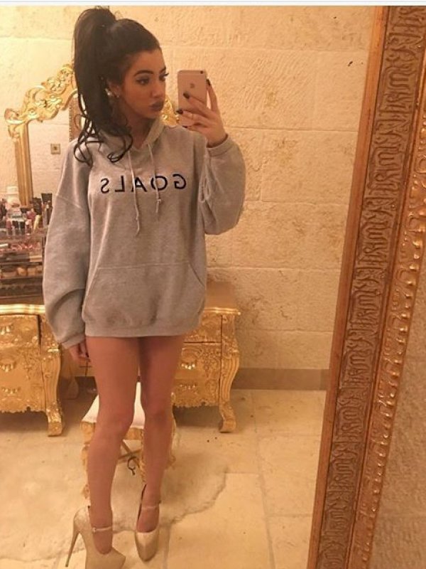 אולה דוגמנית על