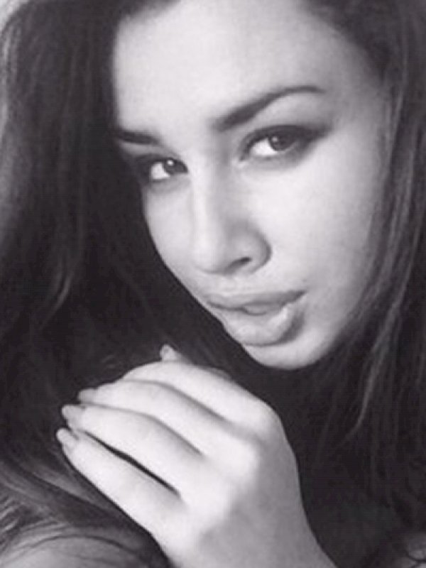 קיילי דוגמנית על